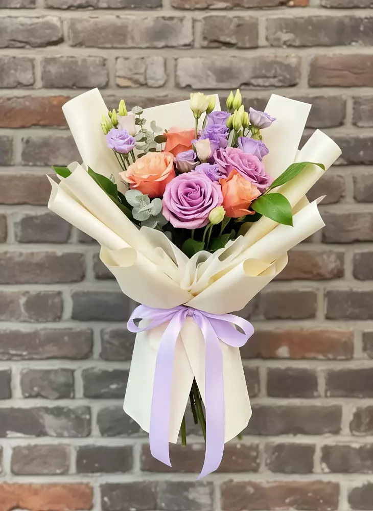 Букет цветов из: Лизиантусы и Розы в Товарково Тульская область 