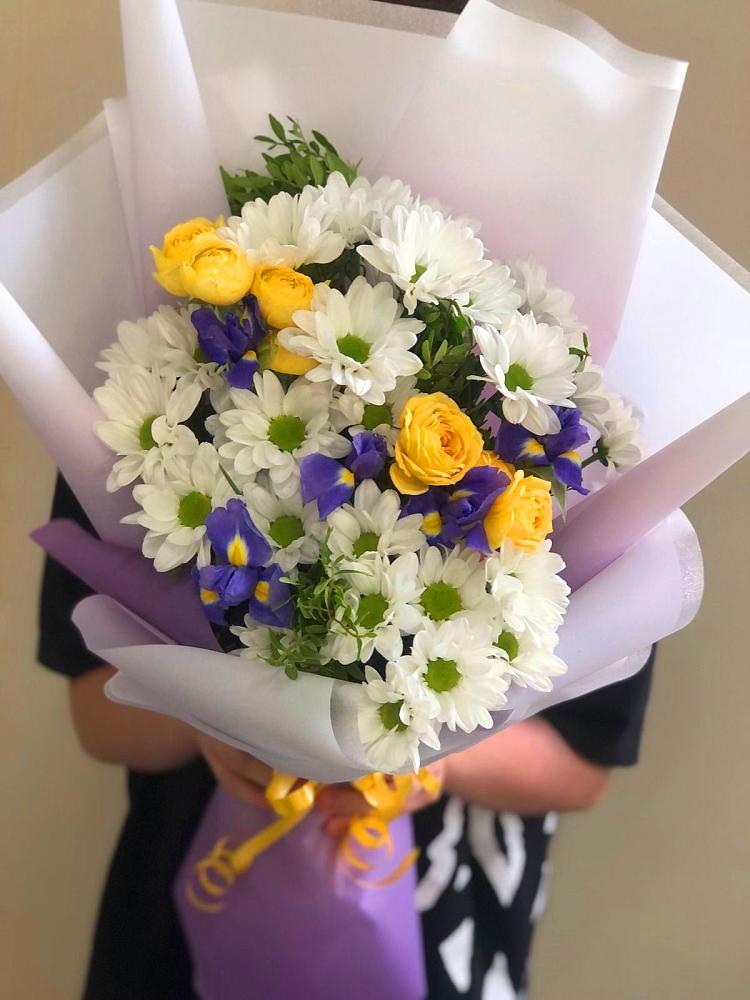 Букет цветов из: Ирисы, Хризантемы и Розы в Товарково Тульская область 