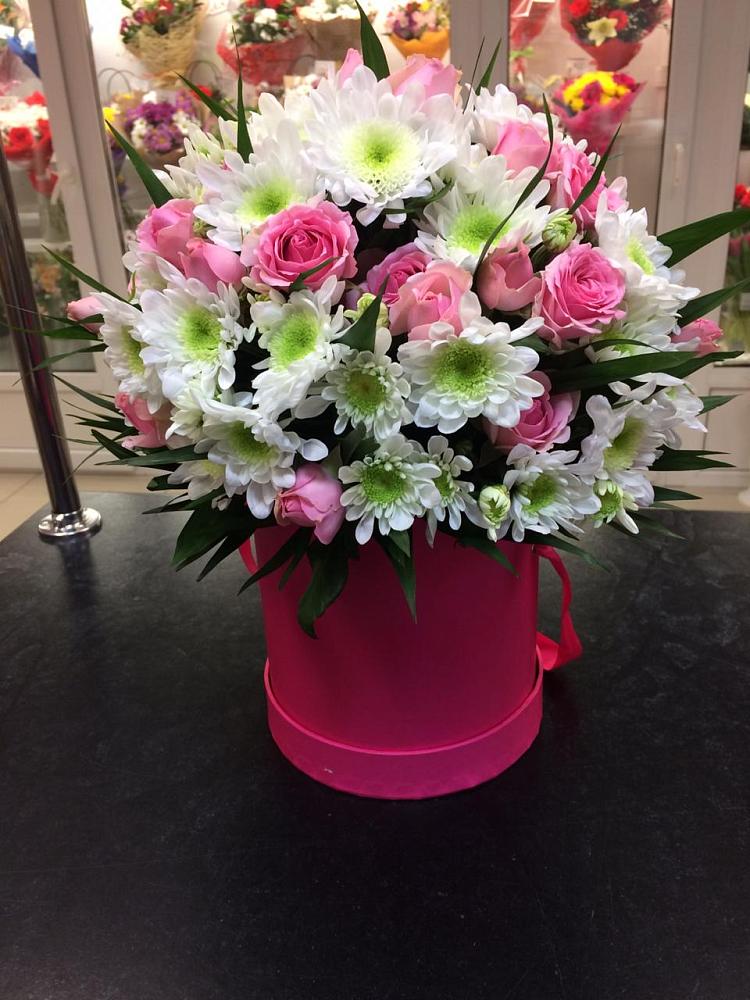 Цветочная композиция из Розы и Хризантемы в шляпной коробке в Товарково Тульская область 