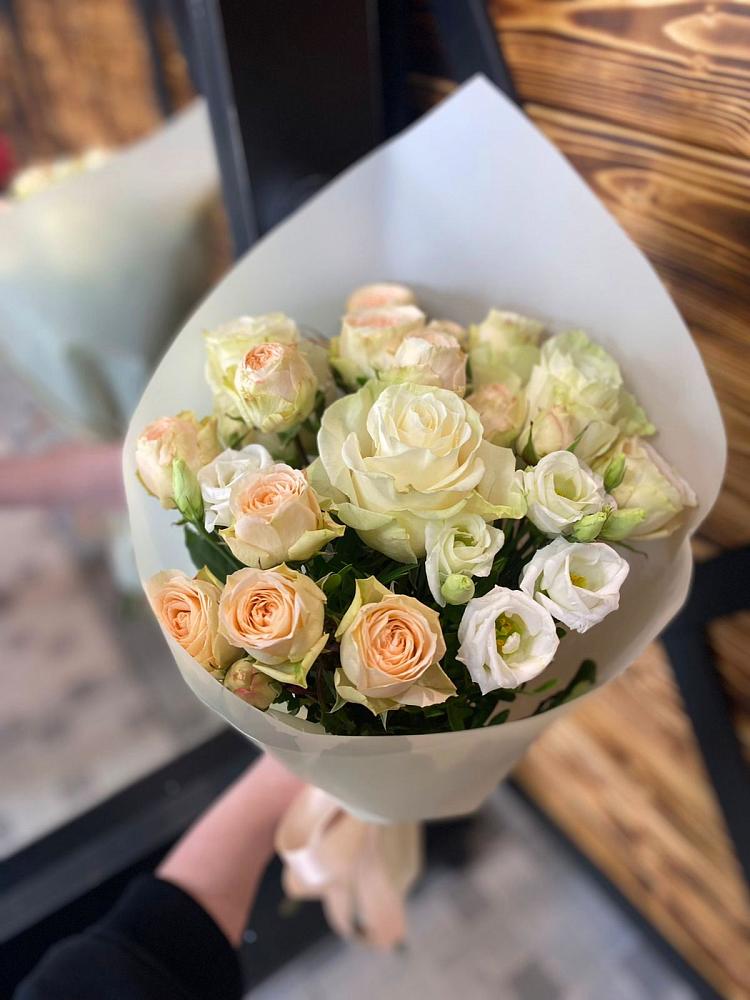 Букет цветов из: Розы и Лизиантусы в Товарково Тульская область 